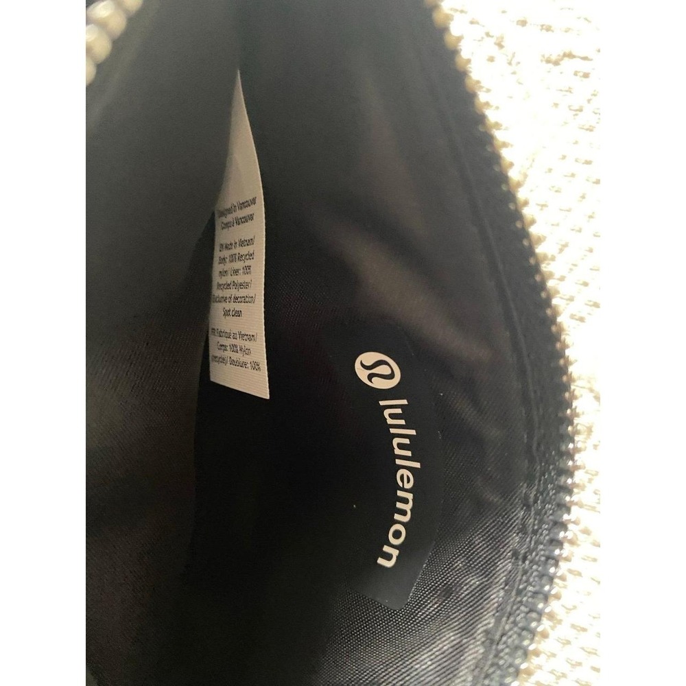 NWT Lululemon Phone Crossbody Black Nylon Purse Wallet Lightweight Travel - Picture 4 of 6